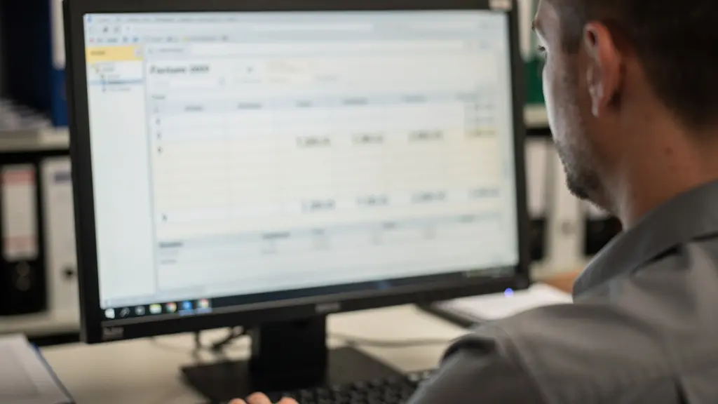 Expert-comptable LMNP analysant un dossier client sur écran